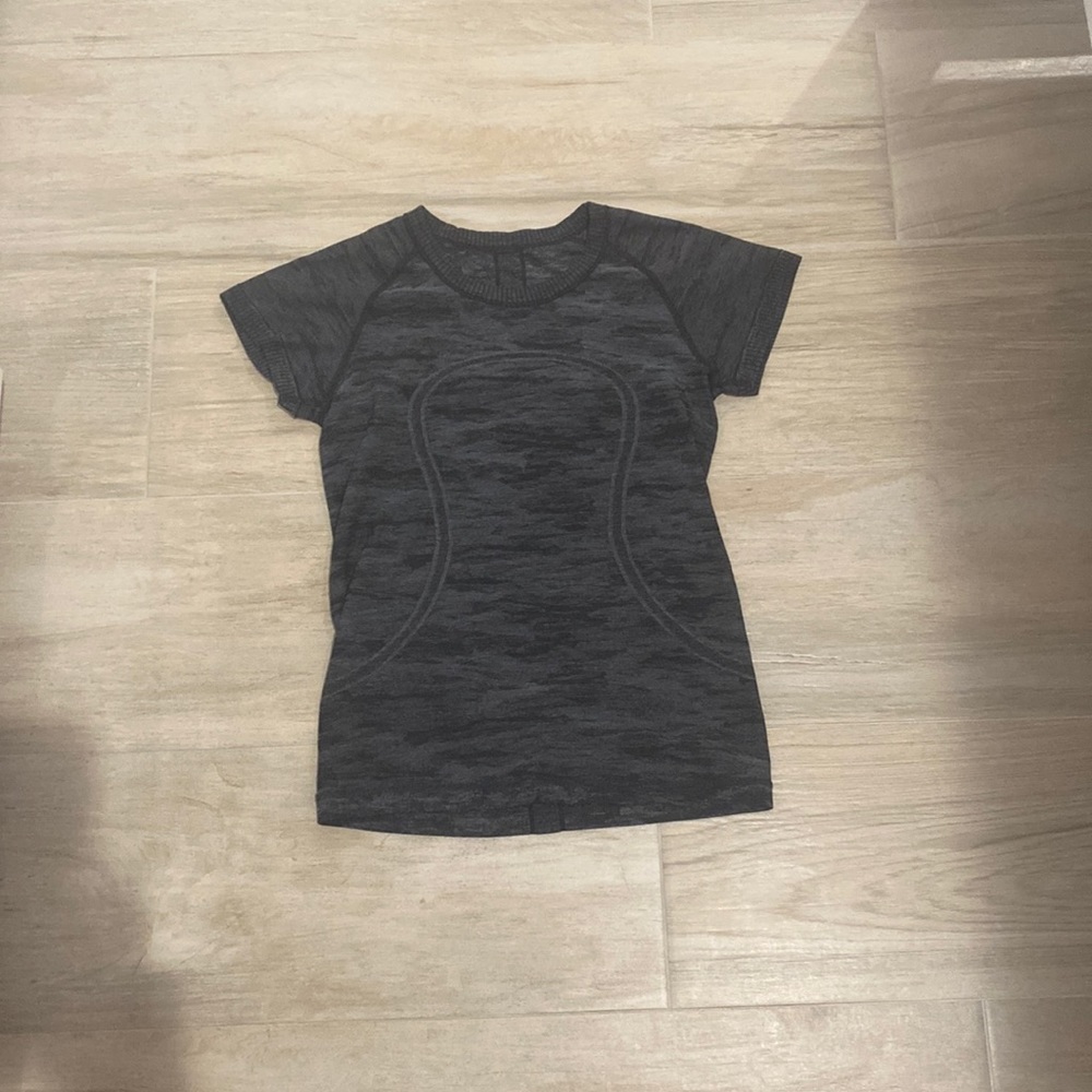 Lululemon - Swifty Tech Short Sleeve Shirt - Color Gray/Black - Size 6